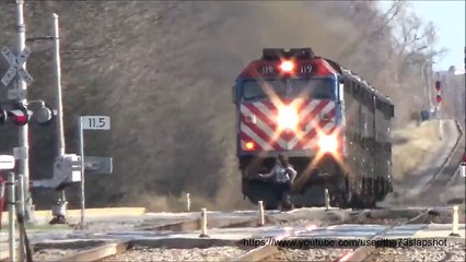Une fille  prend de gros risques en traversant devant un train