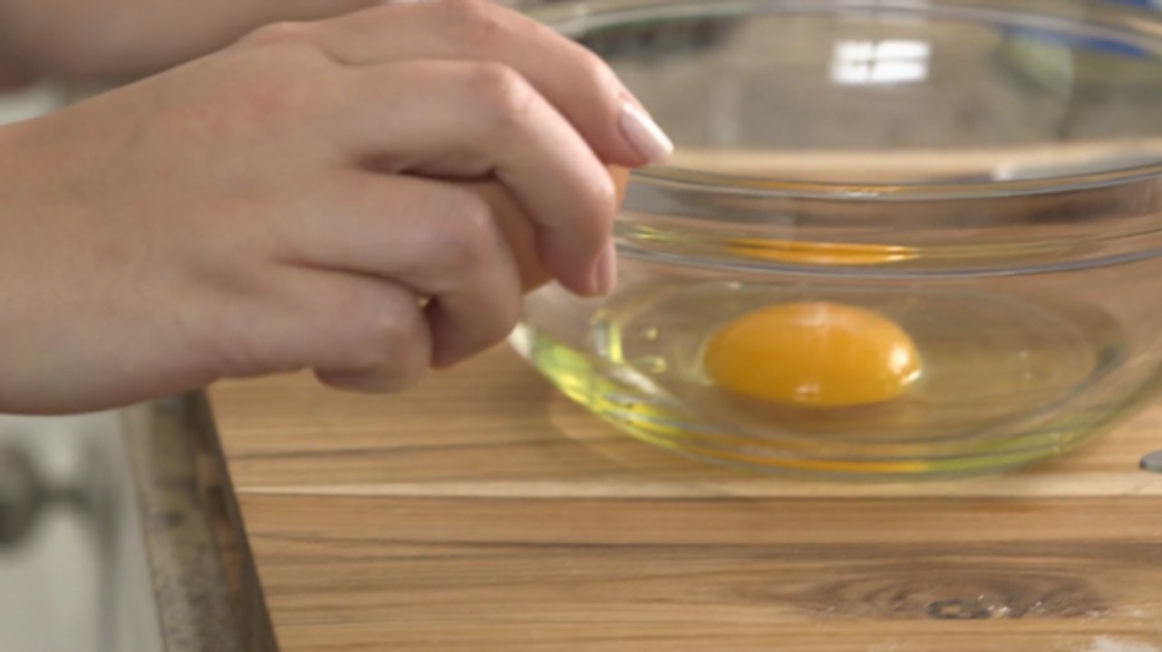 How to Crack an Egg like a Pro