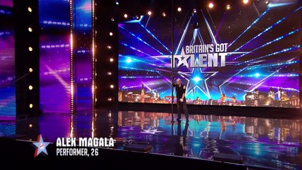 Ce candidat avale un sabre entier dans Britains Got Talent