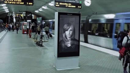 Des passants pensaient voir une pub technologique mais une surprise bouleversante leur est réservée à la fin