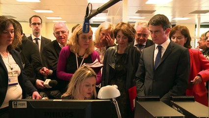 Des manifestants écartés lors d'une visite de Manuel Valls