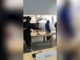 Grosse bagarre entre agent de sécurité et un gars dans un Apple Store