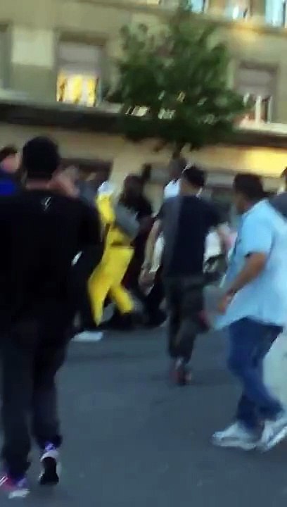 Des policiers suisses encerclés et frappés violemment en pleine rue