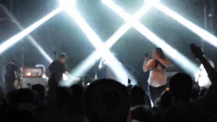 'Selfie' için Sahneye Çıkan Hayranına Tekme Attı!