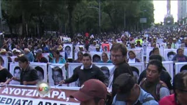 Familias marchan para conmemorar a normalistas