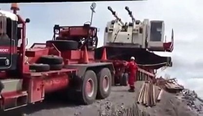 Descargar video: Incidente Shock: Camion Più Grande Del Mondo Cade In Un Burrone!