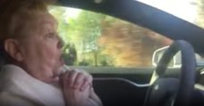 Filho deixa mãe de 70 anos conduzir Tesla em piloto automático e a reação é impagável!