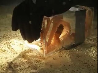 Ce poulpe s'échappe par un tout petit trou....