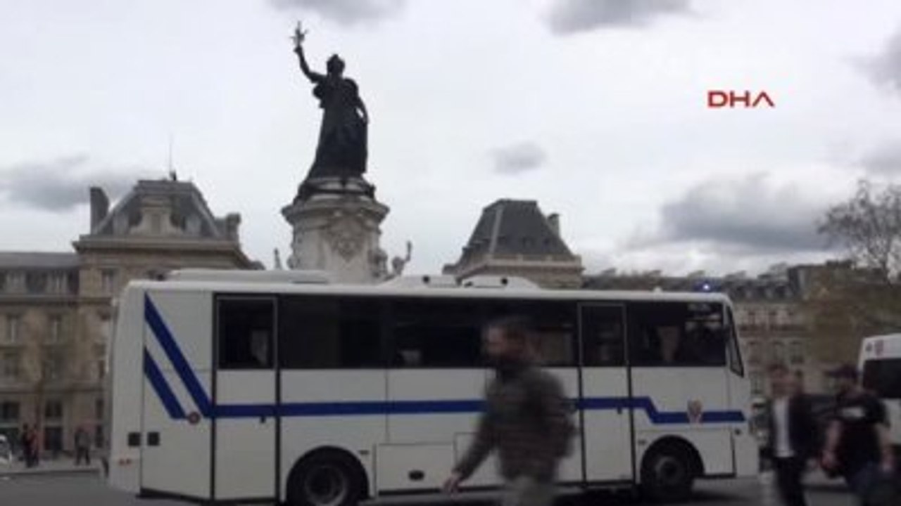 Paris'te Öğrencilerin Protesto Gösterisine Polis Müdahale Etti