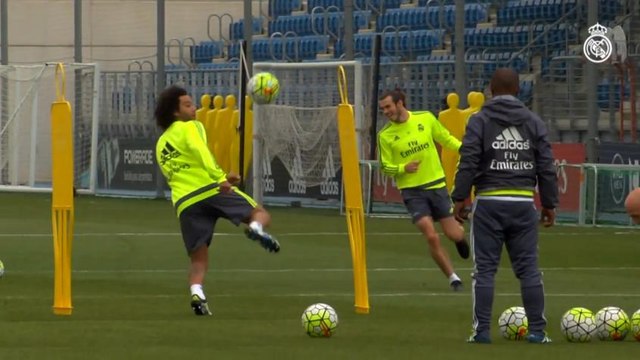 Que habilidade! Sem deixar a bola cair, Marcelo dá chapéu em barreira e acerta mini gol
