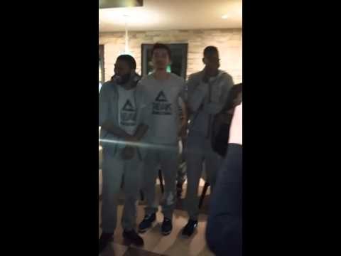 Petit moment détente après la victoire à Nancy... #DJNewbill chanteur !