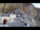 Carrara - Frana alla cava di Colonnata, due operai sotto le rocce (14.04.16)