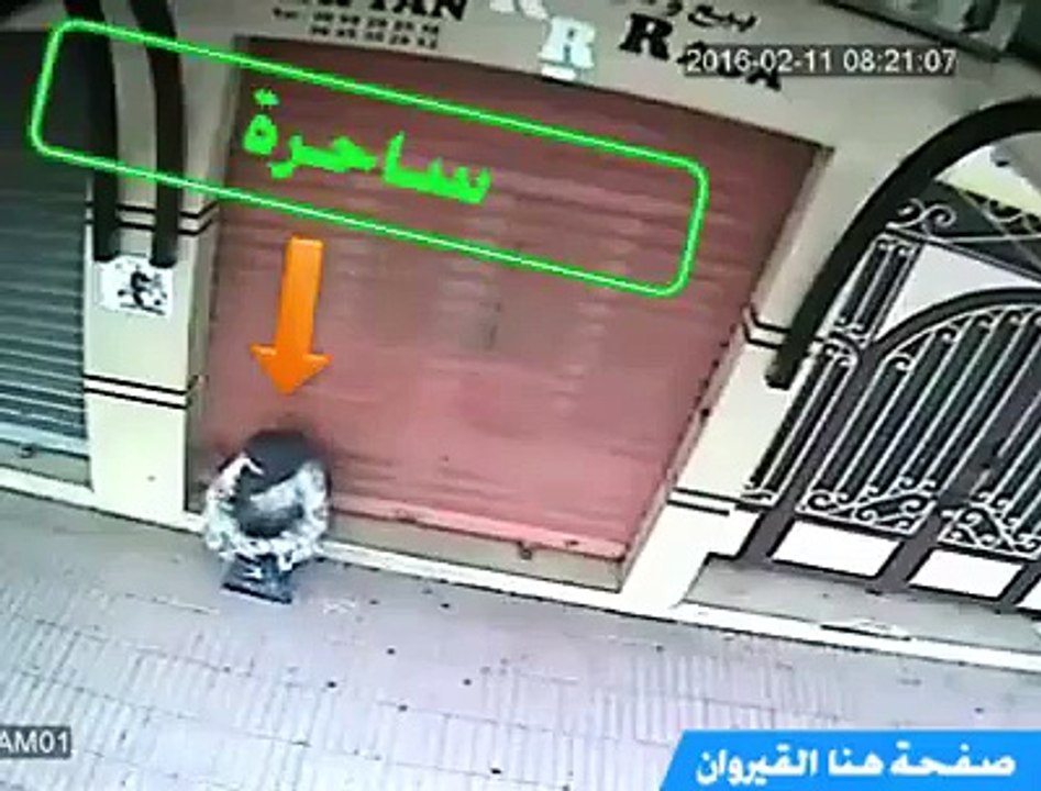 لا حول ولا قوة إلا بالله العلي العظيم !! ساحرة ترش سحر أمام محل تجاري. ..انظر ماذا تفعل شياطين الإنس !! اللهم ابطل كل سح