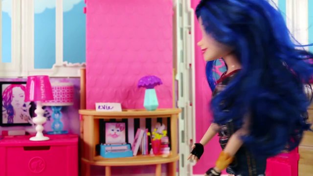 Mal & Ben Break Up after Evil Queen Becomes Descendants Mal. DisneyToysFan