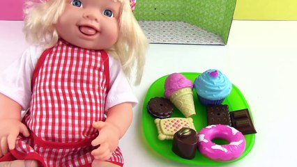 Dondurma Yalayan Oyuncak Bebek Baby Doll Licks Ice Cream