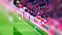 Europa League- Milagro en Anfield- aficionados en silla de ruedas saltan con el gol de Lovren - Marca.com