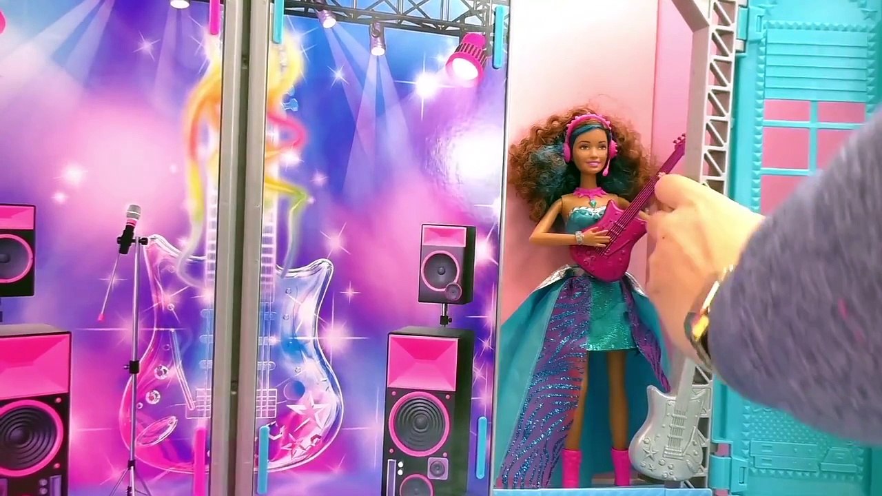 Princesse Barbie au camp de Rockstar Showdance – La scène de Courtney