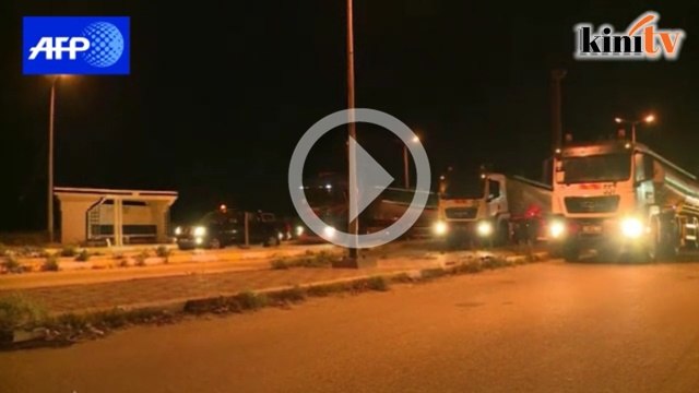 Penduduk marah sekat trak bawa minyak