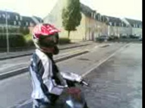 joris qui fait le con en scoot