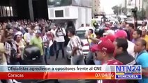 Agresiones a opositores frente al CNE en Caracas