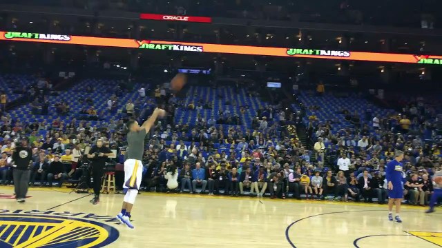 Stephen Curry s'échauffe à trois-points... depuis le rond central !