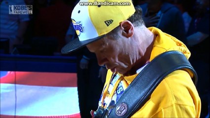 L'hymne national Américain en solo de Basse pour le dernier match de Kobe Bryant aux Lakers par Flea des RHCP