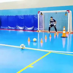 videos graciosos asombroso entrenamiento de un portero de fútbol sala
