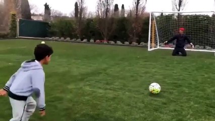 Minik Ronaldo'dan panenka golü!