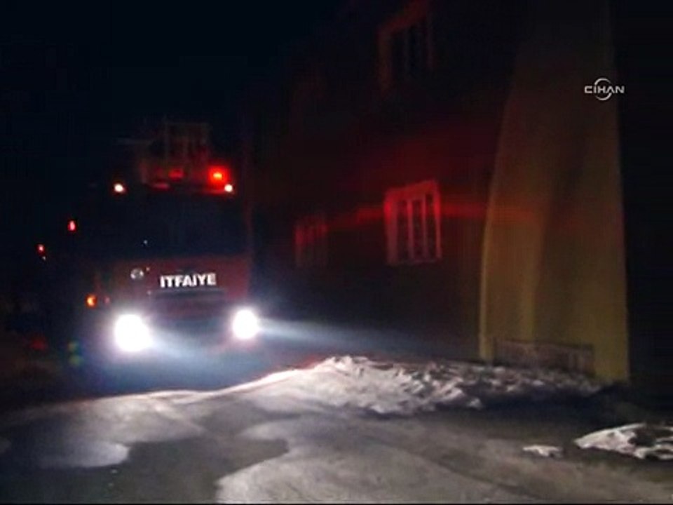 Elektrik direğinde mahsur kalan kedi, donmak üzereyken kurtarıldı