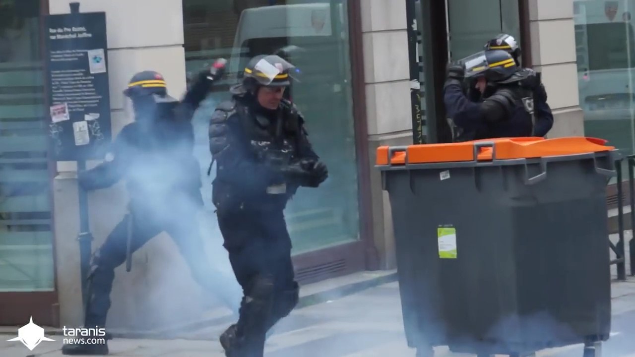 Un CRS n'a pas le temps de lancer sa grenade qui lui explose dans la main