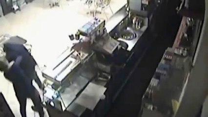 Tenta La Rapina Ma La Barista Lo STENDE a Colpi di Judo [VIDEO SHOCK]
