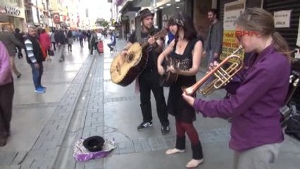 İzmir Sokak ve Festivallerde Müzik Yapıp Dünyayı Geziyorlar