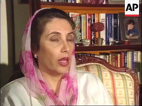 Watch Old Video of Asif Zardari When Nawaz Sharif Beat Him in Jail