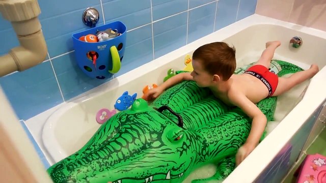 Крокодил в ванной _ Crocodile bath toy