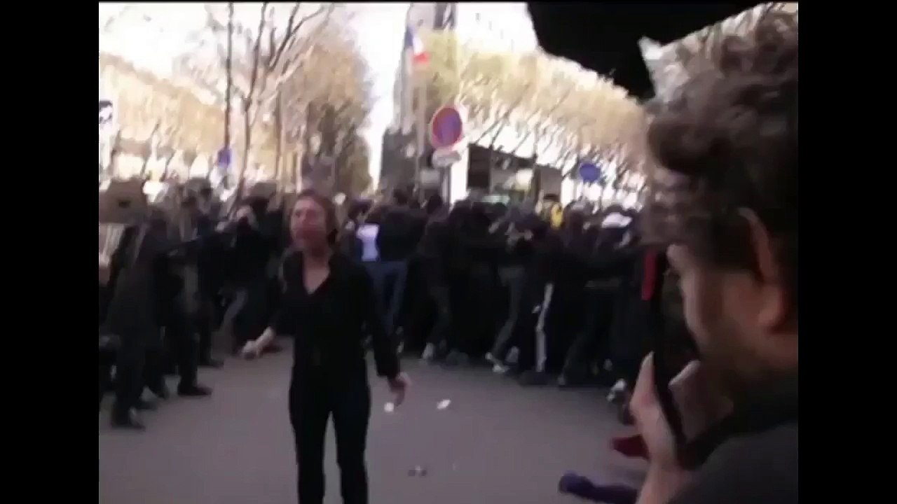 Une manifestante reçoit un violent coup de pied par un CRS
