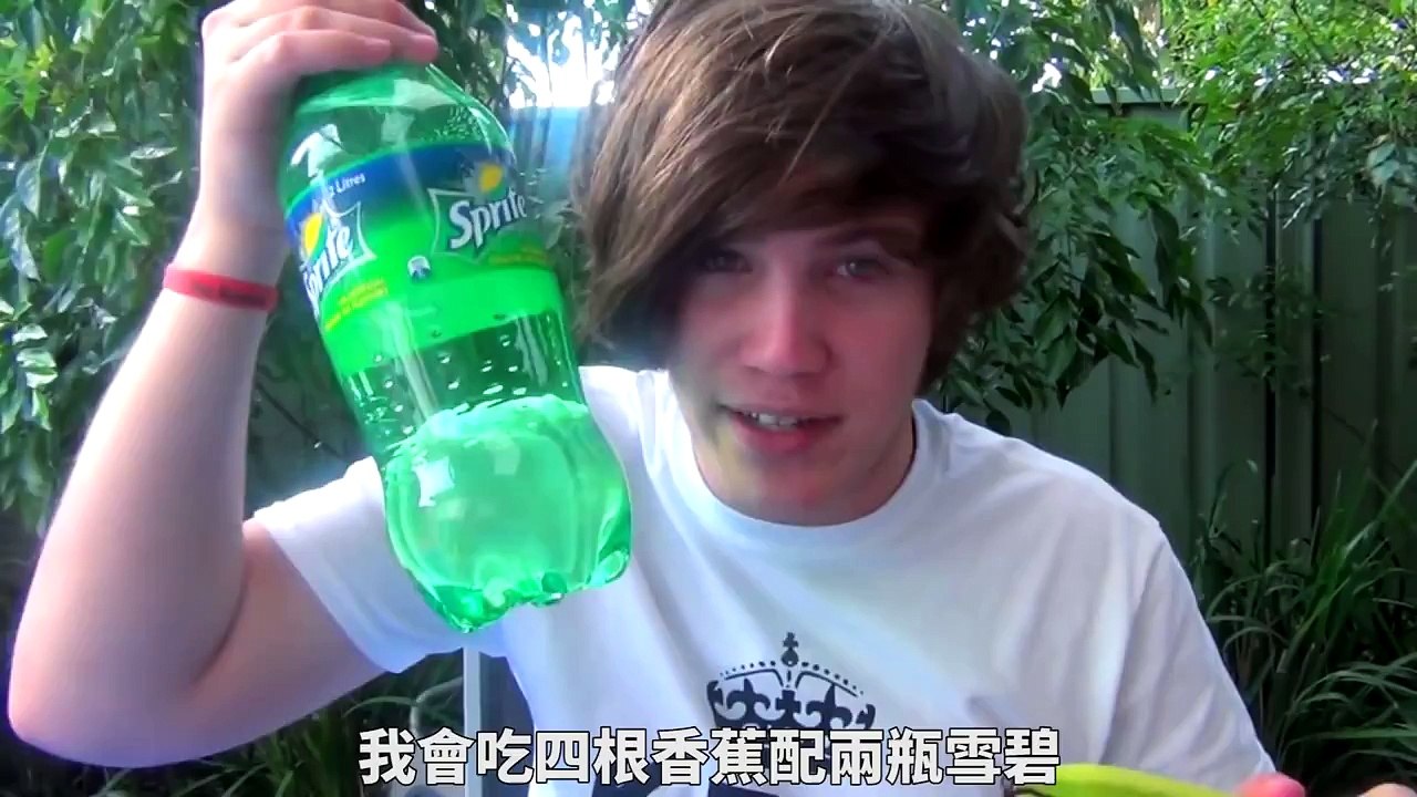 【中文字幕】Maxmoefoe香蕉雪碧大挑戰！ Banana + Sprite Challenge - FRUIT NINJA EDITION - (Feat. HowToBasic)