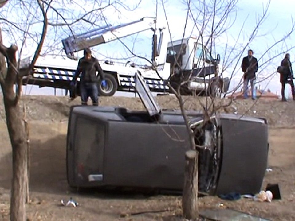 Çarpışan otomobillerden biri bahçeye uçtu, diğeri elektrik direğine çarptı