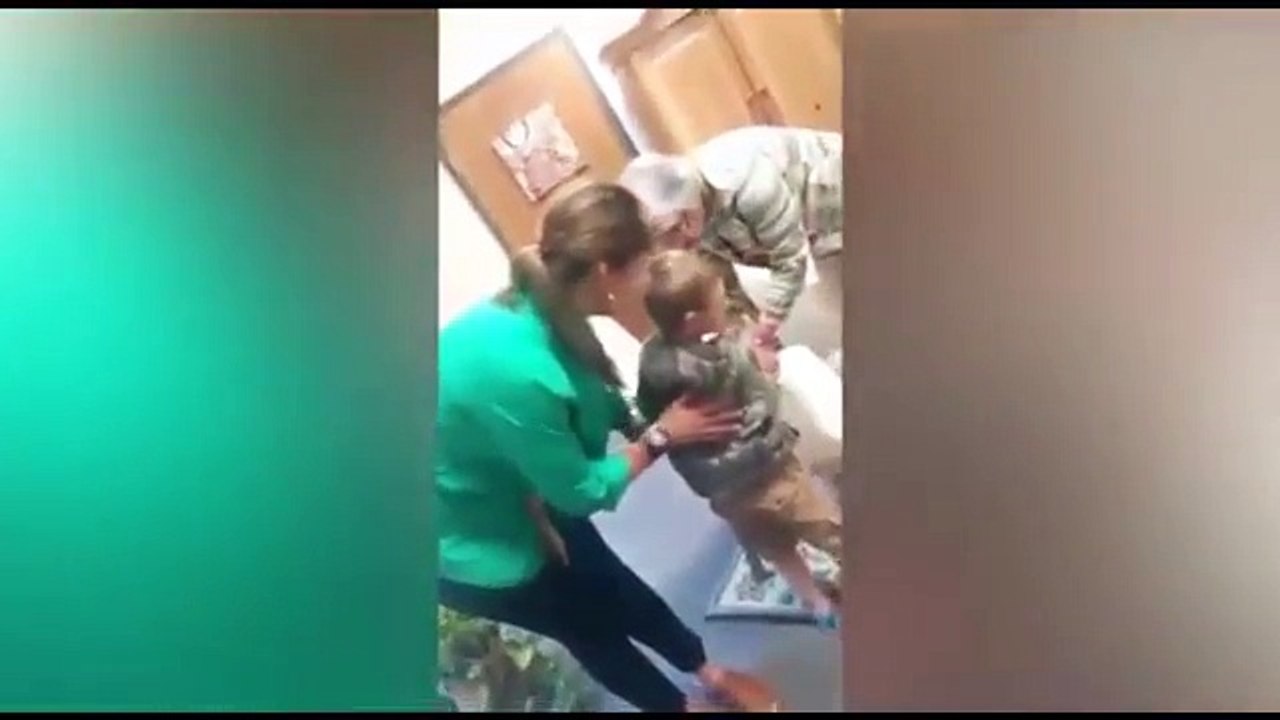 Cette mère veut fesser avec une batte son fils tenu par sa grand mère !! Quelle honte !!