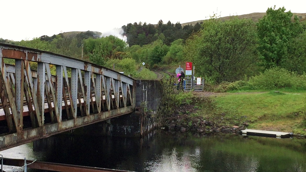 Passage du train à vapeur sur le pont enjambant le canal calédonien à Fort William , mai 2015