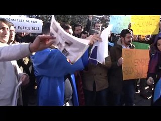 Öğretim elemanları TBMM girişinde doktora tezlerini ateşe verdi