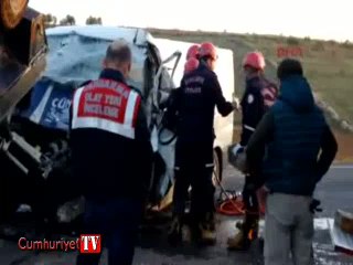 rhlı araç ile minibüs kafa kafaya çarpıştı; 1 ölü, 7'si asker 8 yaralı