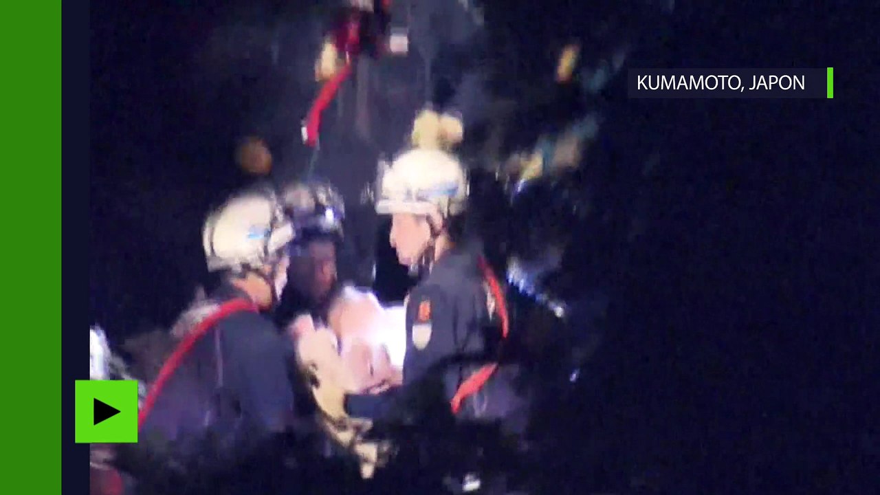 Le sauvetage d'un bébé pris sous les décombres après le séisme au Japon