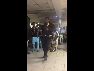 il danse le  Mbalakh  avec style qui fait mieux