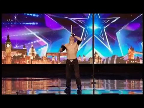 Grande-Bretagne: La performance incroyable et très dangereuse d'un candidat d' Incroyable Talent - Regardez