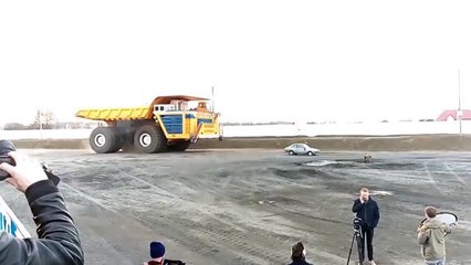 下载视频: Un camion minier roule sur une voiture