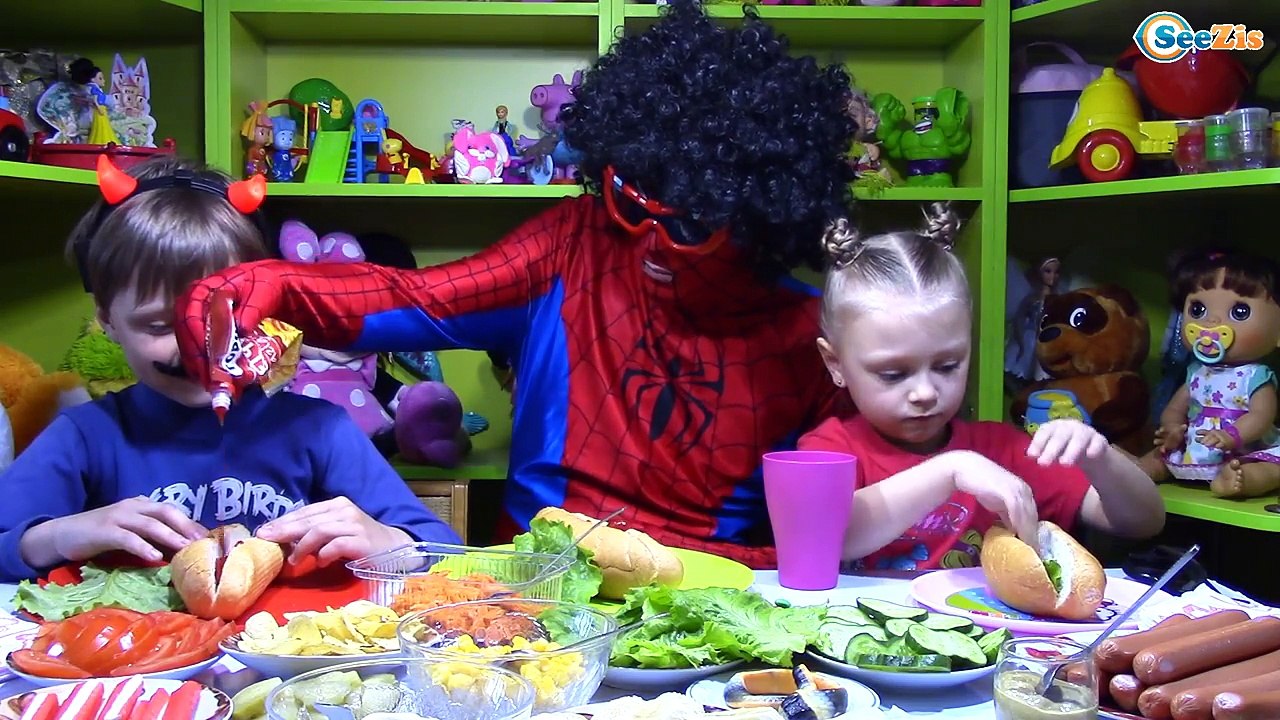 Spiderman. Видео для детей. Хот-Дог Челендж от Игорька, Человека Паука и Ярославы. Hot Dog Challenge