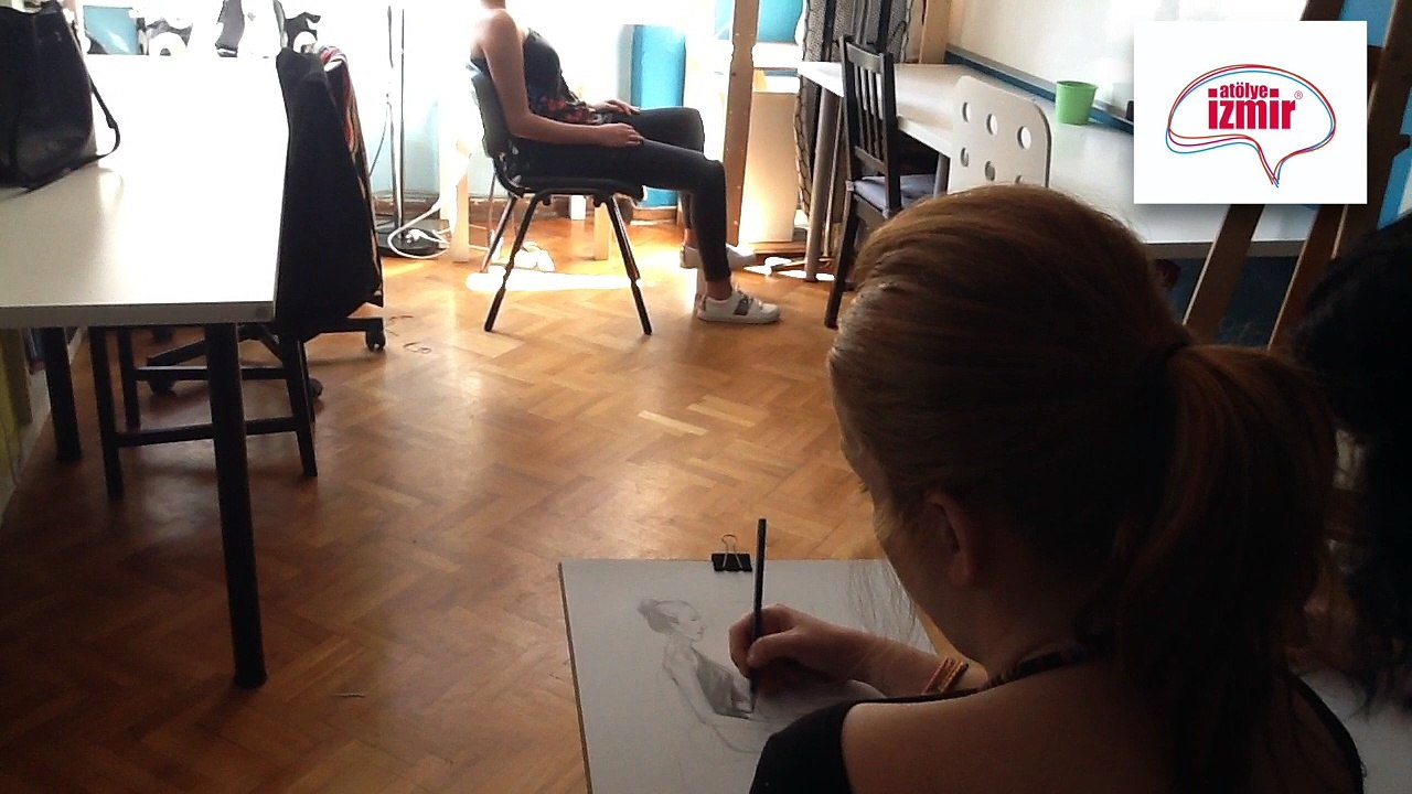 Moda Tasarım Karakalem Canlı Model Çalışması