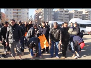 Taşeron işçilerden çıplak ayak ve ayakkabı kutulu protesto