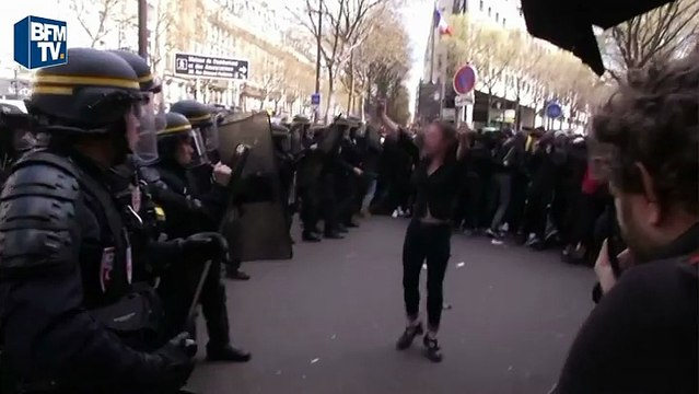 Un CRS donne un violent coup de pied à une manifestante