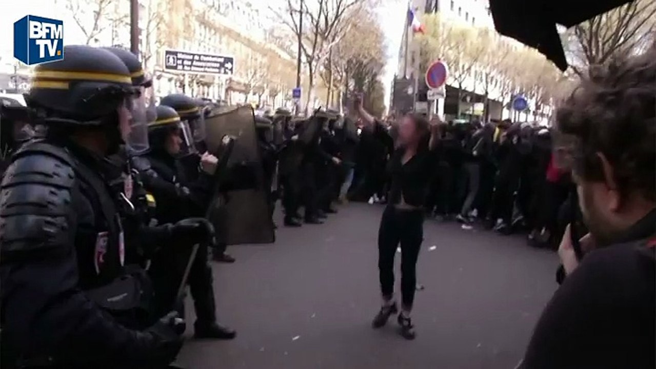 Un CRS donne un violent coup de pied à une manifestante